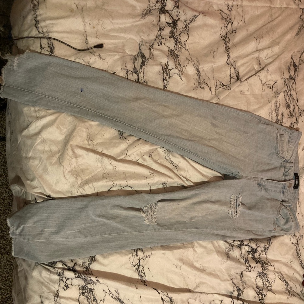 These Jeans are very nice and mid waisted and very cute